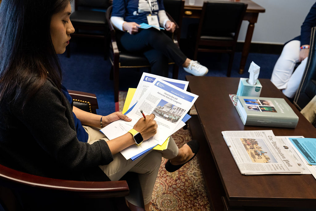 A congressional staff member meets with brain tumor advocates at Head to the Hill.