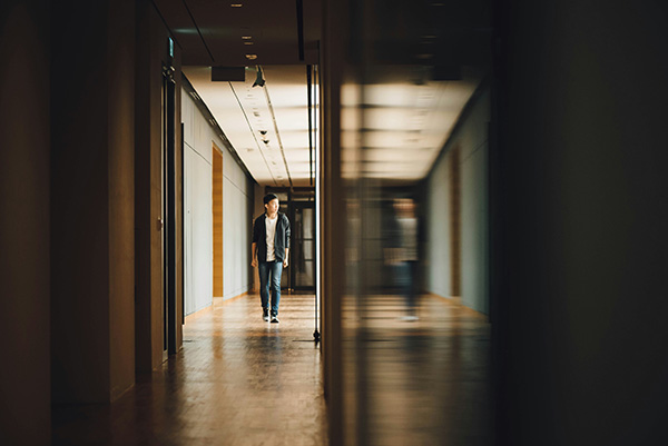 A student walks his school's hallway for the first time returning to school after a brain tumor diagnosis.